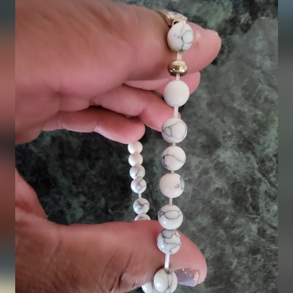 Howlite beaded stretch inspirational LOVE bracelet. - Picture 3 of 5